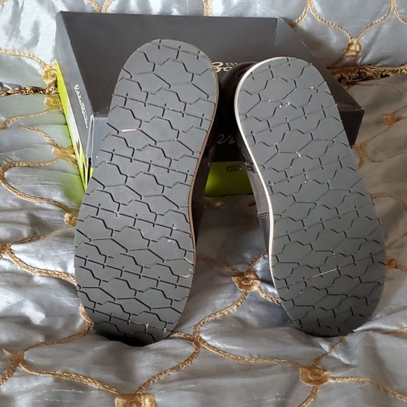 Eddie Bauer Boys boots - Picture 2 of 3